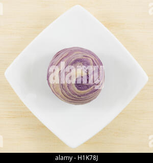 Il taiwanese cristallo violetto taro torta sul piccolo quadrato bianco piatto. Foto Stock
