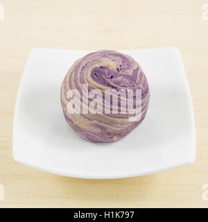 Il taiwanese cristallo violetto taro torta sul piccolo quadrato bianco piatto. Foto Stock