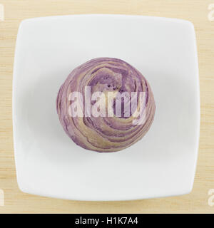 Il taiwanese cristallo violetto taro torta sul piccolo quadrato bianco piatto. Foto Stock