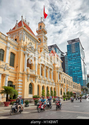 Persone del comitato dell edificio. Le Thanh Ton Street, Città di Ho Chi Minh, Vietnam. Foto Stock