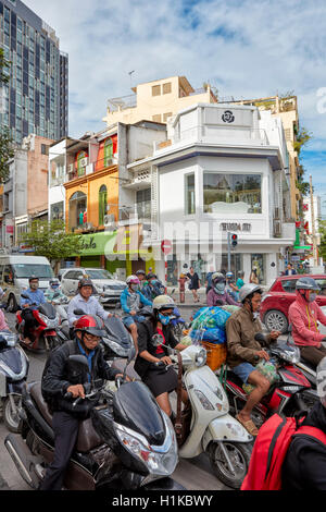 La popolazione locale il pendolarismo in bici nel Distretto 1. La città di Ho Chi Minh, Vietnam. Foto Stock