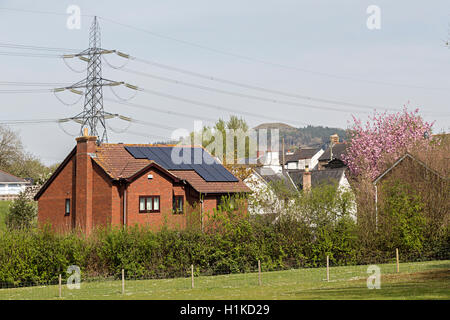 Casa in prossimità di pilone, Wales, Regno Unito Foto Stock