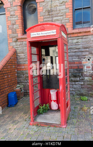 Soggetto ad atti vandalici cabina telefonica, Abergavenny, Wales, Regno Unito Foto Stock