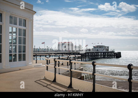 Worthing Pier in una giornata di sole in Worthing West Sussex, in Inghilterra. Foto Stock