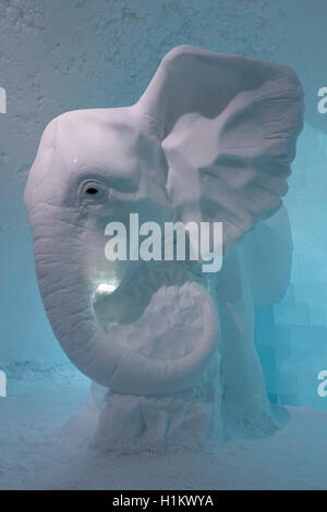 Sculture di ghiaccio, elefante in camera, progettato Annasofia Maag, Icehotel, Jukkasjärvi, Norrbotten County, Svezia Foto Stock