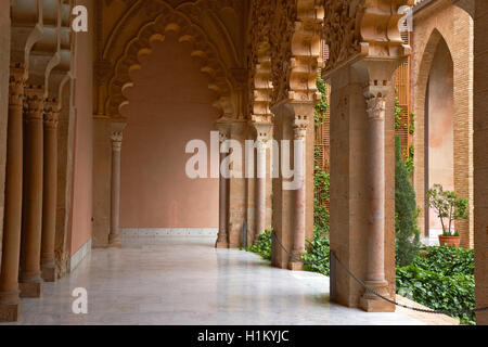 La Castillo de la Aljafería, Santa Isabel cortile, Saragozza, Castillo de la Aljafería Palace. Cortes de Aragon, parlamento autonomo, Saragozza, Aragona, Spagna. Foto Stock