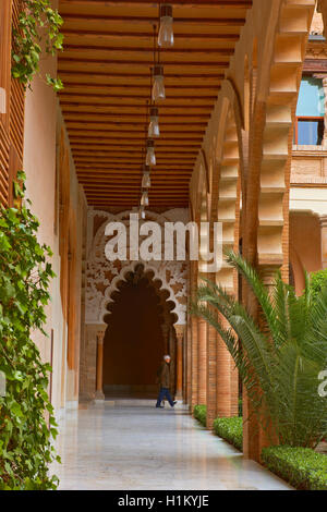 La Castillo de la Aljafería, Santa Isabel cortile, Saragozza, Castillo de la Aljafería Palace. Cortes de Aragon, parlamento autonomo, Saragozza, Aragona, Spagna. Foto Stock