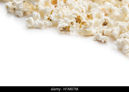 Gustosi piatti salati popcorn isolati su sfondo bianco. Foto Stock