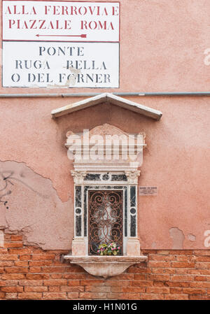 Un cattolico edicola votiva sulla parete del San Giacomo da l'Orio chiesa di Venezia. Foto Stock