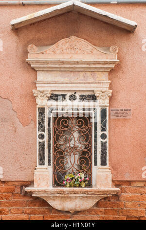 Un cattolico edicola votiva sulla parete del San Giacomo da l'Orio chiesa di Venezia. Foto Stock