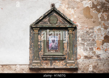 Un cattolico edicola votiva sul muro di una casa accanto al San Giacomo da l'Orio chiesa di Venezia. Foto Stock