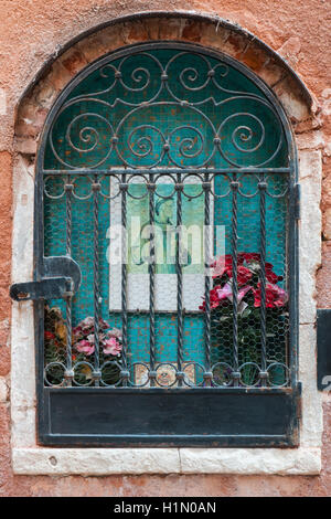 Un cattolico edicola votiva sul muro di una casa in Calle del Capitello, mostra San Antonio da Padova, accanto al San San Zan Dego Foto Stock