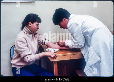 Medical Center di Kiev si prende cura di un bambino dall'Associazione dei bambini di Chernobyl, screening test del sangue per il cancro della tiroide, Ucraina, maggio 1995. Foto Stock