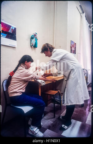 Medical Center di Kiev si prende cura di un bambino dall'Associazione dei bambini di Chernobyl, screening test del sangue per il cancro della tiroide, Ucraina, maggio 1995. Foto Stock