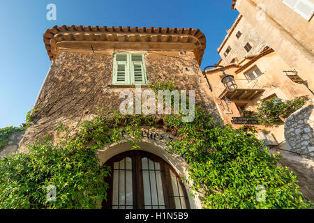 Gelsomino coperto ingresso, Eze Village, città storica, Borgo Medievale, Eze, Provence-Alpes-Côte d'Azur, in Francia Foto Stock