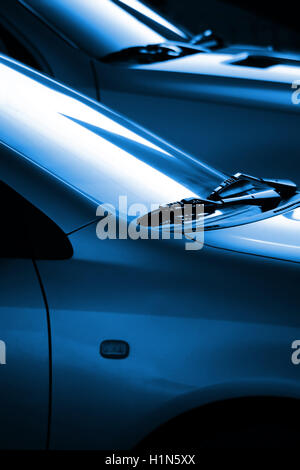 Nero e blu immagine con il dettaglio di due vetture tergicristalli illuminato da luce solare bassa Foto Stock