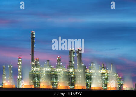 Caldaia del paesaggio nel flusso power plant di notte. Alimentazione elettrica impianto. Foto Stock