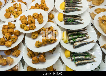 Stallo alimentari con specialità da Nizza, Beignets, sardine, Alpes Maritimes, in Provenza Costa Azzurra, Mediterraneo, Francia, Foto Stock