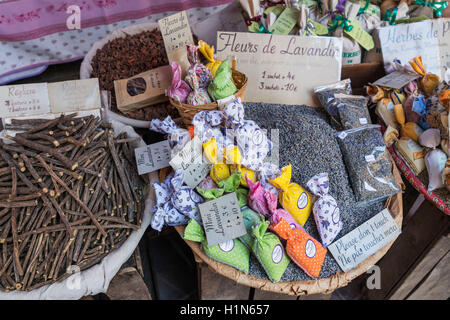 Spezie e souvenir, Herbes de Provence, lavandina, rose, stallo del mercato, Vieux Nice, Cours Saleya, Alpes Maritimes, Provenza, Foto Stock
