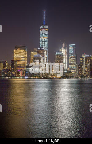 La città di New York, New York, Stati Uniti d'America, 12 agosto 2016: il distretto finanziario sullo skyline di New York City come visto da di Jersey City, NJ. Foto Stock