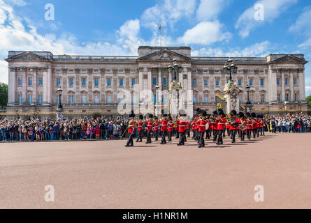 Modifica della Guardia a Buckingham Palace con il Royal granatieri Band Foto Stock