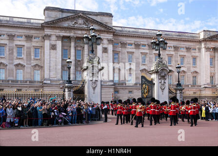 Modifica della Guardia a Buckingham Palace con il Royal granatieri Band Foto Stock