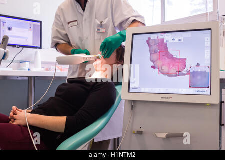 Cerec sistema CAD-CAM per la collocazione di inlay, onlay, corone e faccette in una sola seduta, ospedale di Bordeaux, Francia. Foto Stock