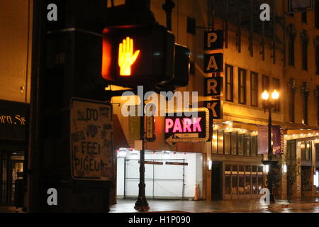 Notte piovosa città immagine garage con non camminare luce mostra Foto Stock