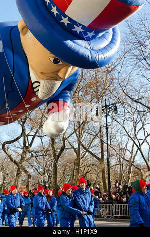 Un team di gestori conduce lo zio Sam palloncino giù al Central Park West in Macy's Thanksgiving Day Parade. Foto Stock