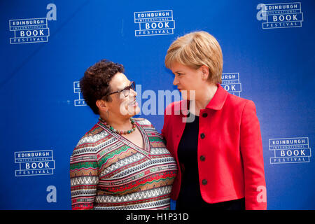 Jackie Kay (poeta Scozzese e Makar) con del Primo ministro di Scozia, Nicola MSP Storione al Edinburgh International Book Festival. Edimburgo, Scozia. Il 18 agosto 2016 Foto Stock