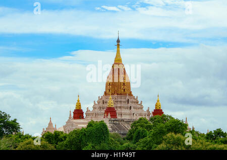 Il Tempio di Ananda, situato a Bagan, Myanmar. È un tempio buddista costruito nel 1105 d.c. durante il regno (1084 - 1113) del Re Kyanz Foto Stock