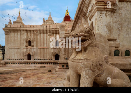 Il Tempio di Ananda, situato a Bagan, Myanmar. È un tempio buddista costruito nel 1105 d.c. durante il regno (1084 - 1113) del Re Kyanz Foto Stock