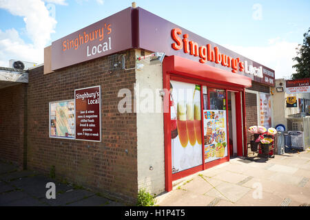 Un negozio chiamato Singhbury in Aylesbury con il marchio che appare simile ad un Sainsbury's Local Foto Stock