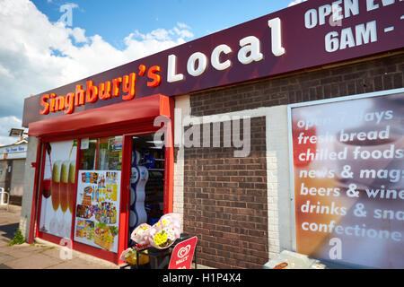 Un negozio chiamato Singhbury in Aylesbury con il marchio che appare simile ad un Sainsbury's Local Foto Stock