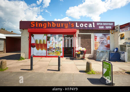 Un negozio chiamato Singhbury in Aylesbury con il marchio che appare simile ad un Sainsbury's Local Foto Stock