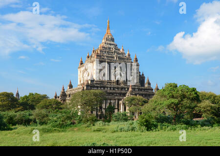 Tempio Thatbyinnyu, Sabbannu o'onnisciente, è un famoso tempio situato a Bagan, Myanmar. Foto Stock