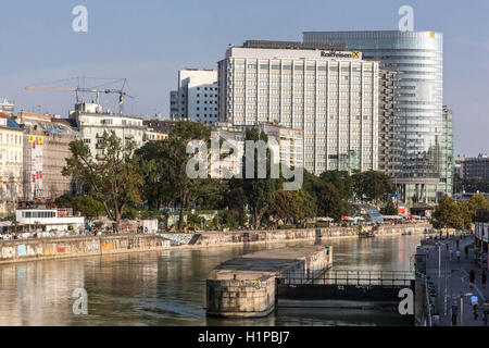 Canale del Danubio e edificio della Banca Raiffeisen sul lungofiume, Vienna, Austria, Europa Foto Stock