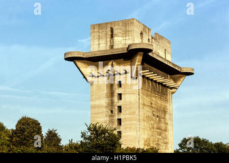 Un tedesco flak tower, Flakturm, un residuo della seconda guerra mondiale,anti-aerei bunker, Augarten, Vienna, Austria Foto Stock