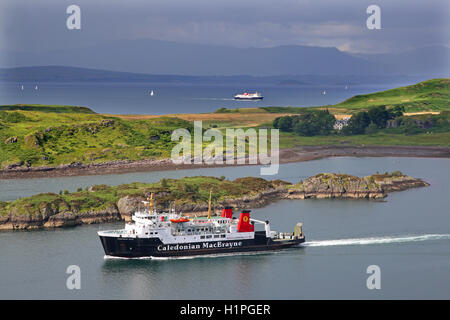 La MV delle Ebridi si diparte Islays Oban attraverso il suono di Kerrera, Oban, Argyll Foto Stock