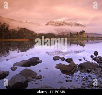 Vista nebbiosa di Kilchurn Castle e Loch Awe, Argyll Foto Stock