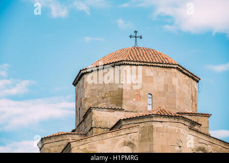 Mtskheta, Georgia. Chiudere la vista della cupola rivestito di piastrelle con la croce di Jvari Georgian monastero ortodosso, Patrimonio Mondiale dall' Unesco. Blue Foto Stock