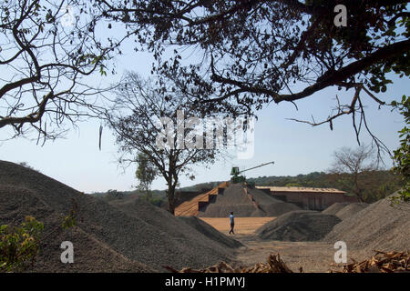 Calcestruzzo di cemento facendo fabbrica, kankumbi village, Karnataka, India Foto Stock