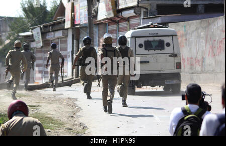 Srinagar, India. 23 Sep, 2016. Musulmani del Kashmir Alcuni manifestanti corrono per coprire come sono inseguiti dalle forze armate dopo la preghiera del venerdì in Indiana Srinagar Kashmir amministrato gli scontri tra manifestanti e truppe indiane in Srinagar il venerdì pomeriggio giro violento come truppe fire gas lacrimogeni a manifestanti. Più di 85 civili sono stati uccisi. Credito: Umer Asif/Pacific Press/Alamy Live News Foto Stock