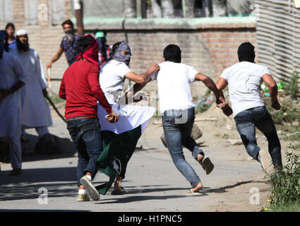 Srinagar, India. 23 Sep, 2016. Musulmani del Kashmir Alcuni manifestanti corrono per coprire come sono inseguiti dalle forze armate dopo la preghiera del venerdì in Indiana Srinagar Kashmir amministrato gli scontri tra manifestanti e truppe indiane in Srinagar il venerdì pomeriggio giro violento come truppe fire gas lacrimogeni a manifestanti. Più di 85 civili sono stati uccisi. Credito: Umer Asif/Pacific Press/Alamy Live News Foto Stock