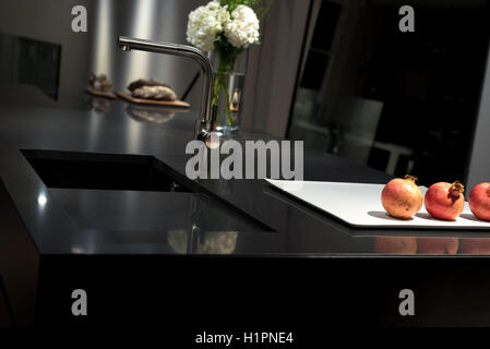 Fresco ed elegante, moderno ed elegante con cucina in granito nero piano di lavoro in pietra Foto Stock