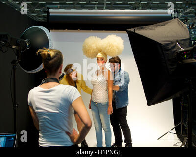 Il team Creative lavorando su una moda sparare in studio fotografico, Colonia, Germania Foto Stock