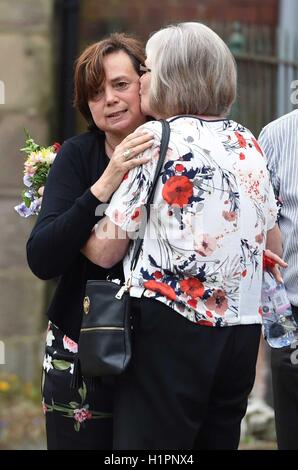 Madre di Rosie Ayliffe (sinistra) la chiesa di Saint Mary a Wirksworth, Derbyshire, per un memoriale di servizio per per il suo duaghter Mia Ayliffe-Chung, il British backpacker assassinato in Australia. Foto Stock