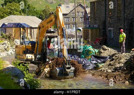 Hyundai HX140L escavatore cingolato cancellazione della Glenridding Beck da detriti dalle inondazioni. Glenridding, Cumbria, England Regno Unito. Foto Stock