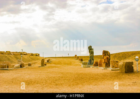 Egitto, Delta del Nilo, Tanis, moderno modo processionale del tempio, con bassorilievi e statue sul display. Foto Stock