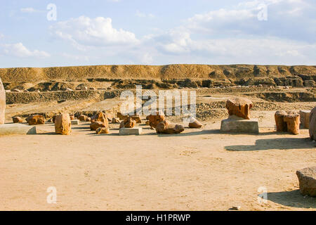 Egitto, Delta del Nilo, Tanis, esposizione di alcuni antichi manufatti. Foto Stock